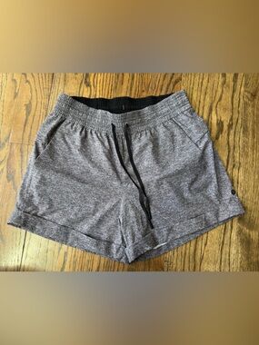 Lululemon Tracker Shorts Size 6 Heather Gray Black Lined Running Shorts